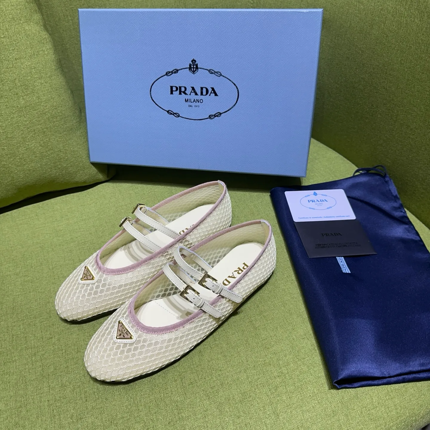 👟👟Ex-factory price 500👟👟 Prada 25ss new style for early spring🔥🔥✨ 🌟 Recommended by major bloggers in Xiaohongshu, developed 1-1 to highlight classic charm. Open molded outsole. Imported mixed breed sheep lining. These ballet flats have a feminine silhouette and classic details for a sophisticated and timeless style. The mesh fabric is reinterpreted with lace patterns, which is delicate and unique. The upper is embellished with a narrow band and an engraved logo metal buckle. Enamel-coated triangular metal logo. 5mm one-piece rubber sole, decorated with hot-stamped logo. Code number: 35 to 42 (40-42 customized, non-refundable)